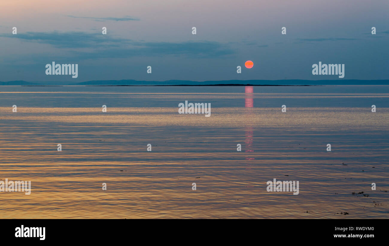 Coucher du soleil orange sur le Saint-Laurent en été, Province de Québec, Canada Banque D'Images