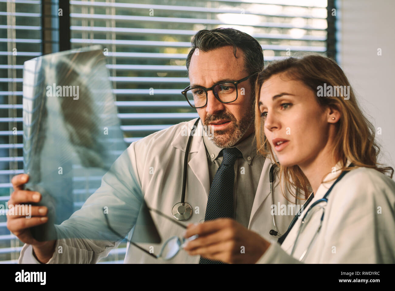 Équipe de médecins looking at x-ray et à la recherche du problème. Collègues médecins regardant un film radiographique et du diagnostic de la maladie du patient dans l'hospital Banque D'Images