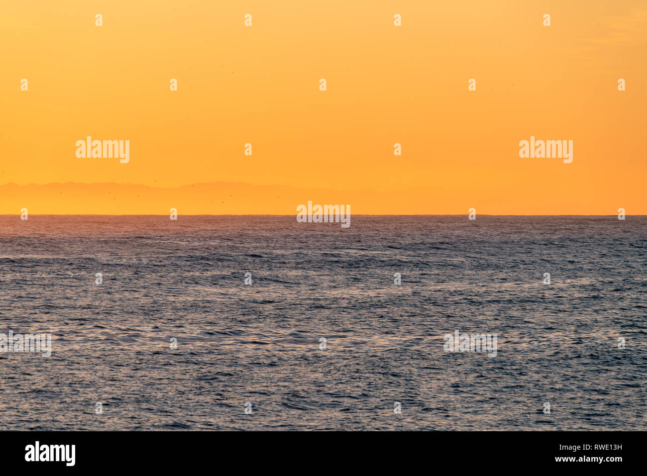 San Simeon, en Californie - Lever du soleil le long de l'horizon avec les collines de la Californie côtière le long de la côte du Pacifique. Banque D'Images