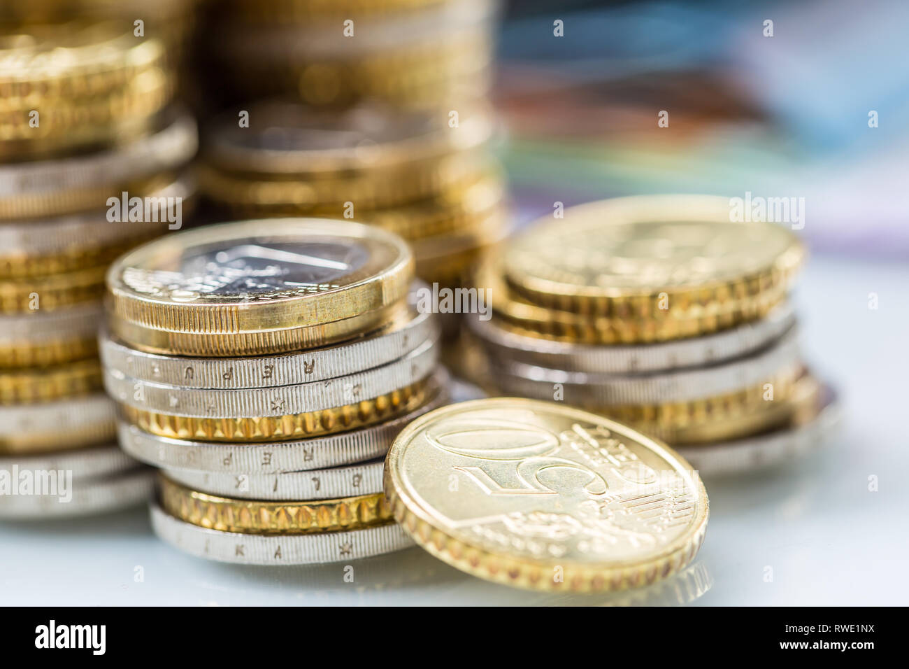 Tours avec des pièces en euros empilés - close-up Banque D'Images