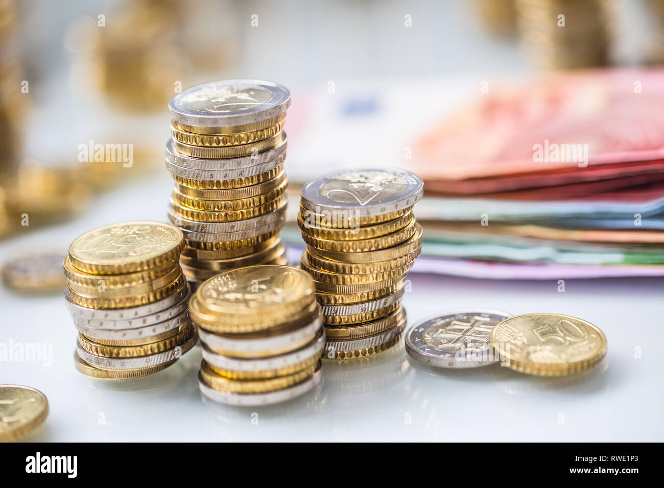 Les billets et pièces en togetger sur tableau blanc - close-up Banque D'Images