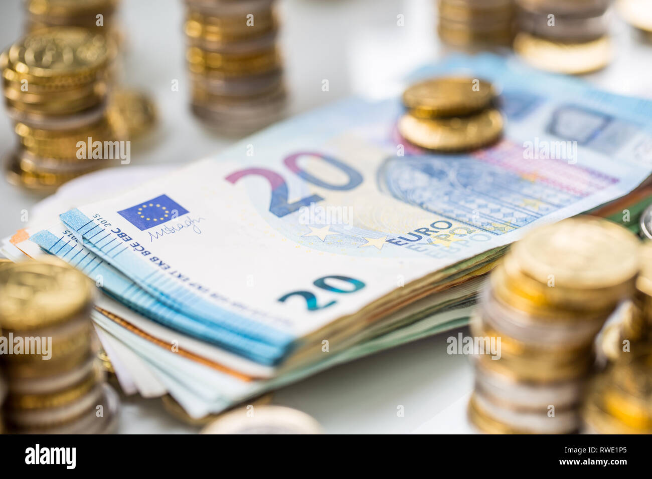 Les billets et pièces en togetger sur tableau blanc - close-up Banque D'Images