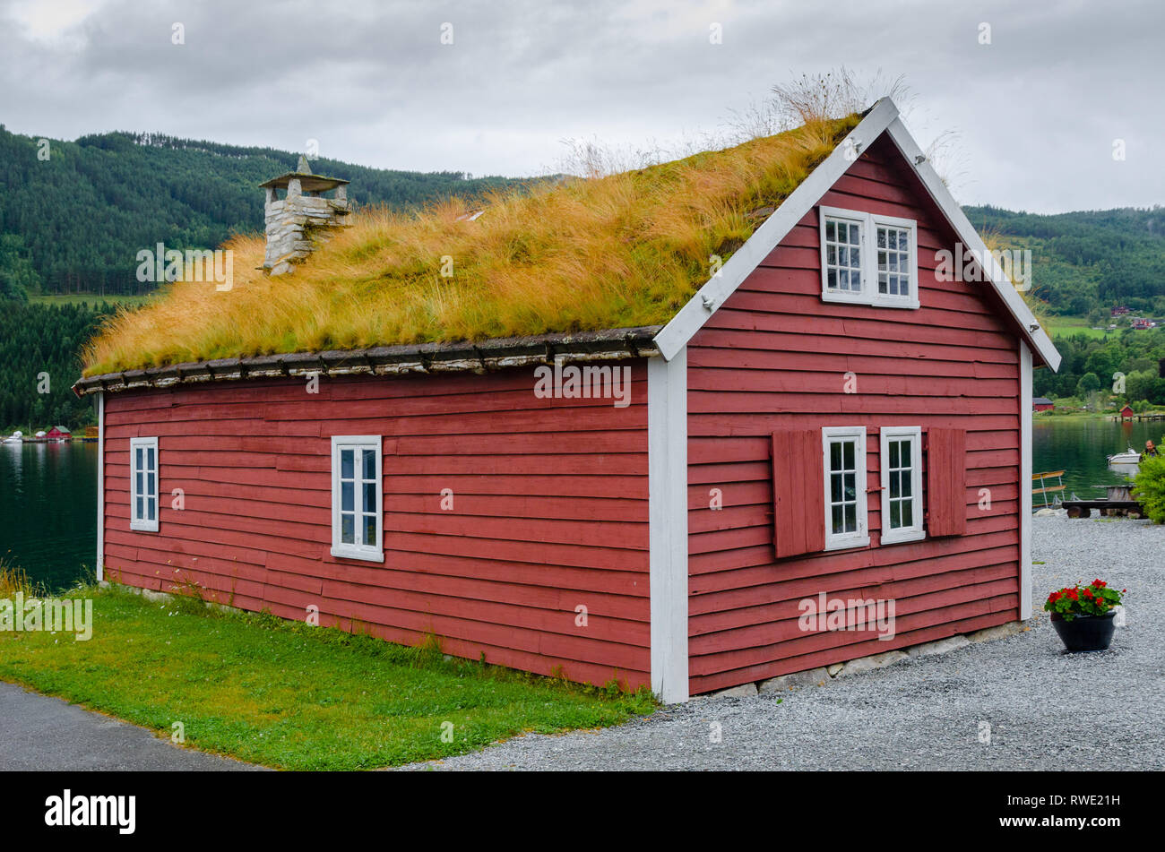 Maison en bois typique dans le village norvégien Kaupanger Banque D'Images