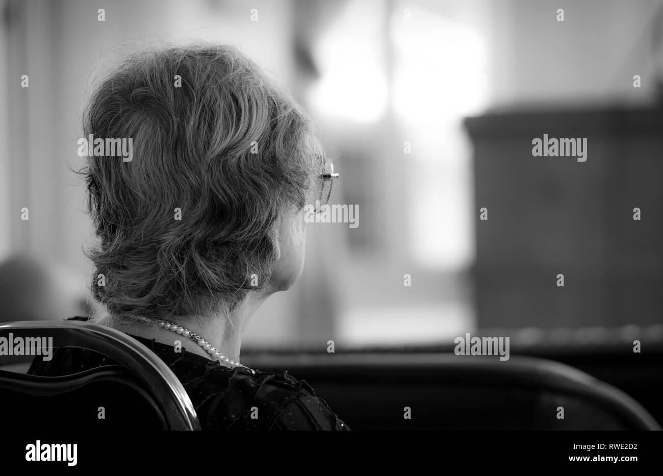 Vue arrière de la vieille femme s'asseoir sur une chaise. Les personnes âgées déprimées et l'anxiété. Vieillissement de la société la dépression problème dans la retraite senior personne. Et Alzheimer Banque D'Images
