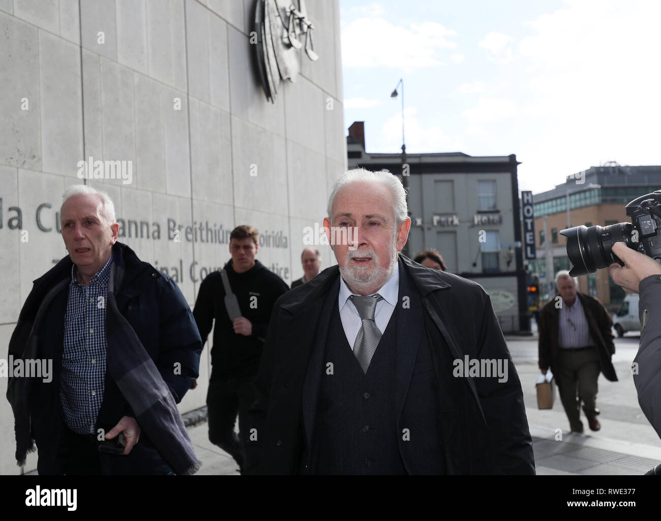 John Downey (centre) arrive à la Cour de justice criminelle à Dublin pour demander l'autorisation d'appel sur la décision de l'extrader vers le nord de l'Irlande sur le meurtre de deux Ulster Defence Regiment (UDR) Soldats en Enniskillen, Co Fermanagh, en 1972. Banque D'Images