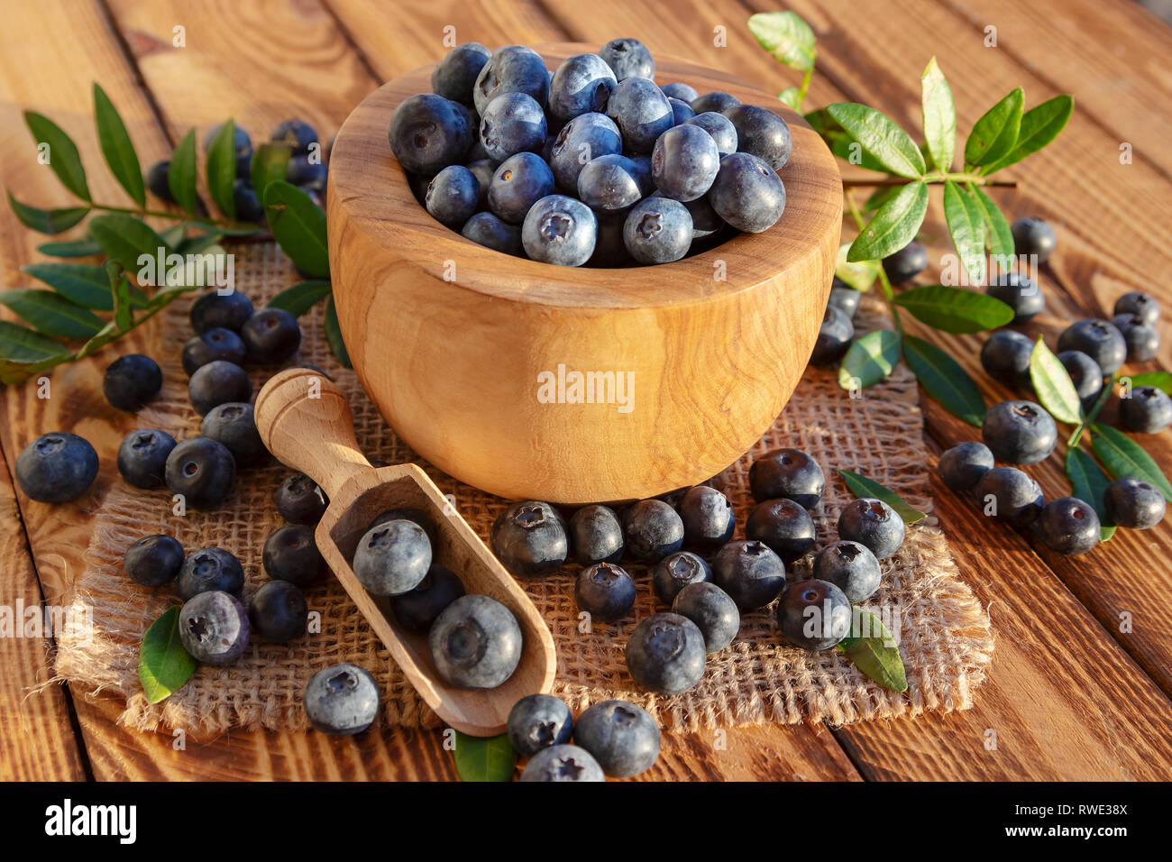 Les bleuets dans un bol sur fond de bois rustique. Close up Banque D'Images