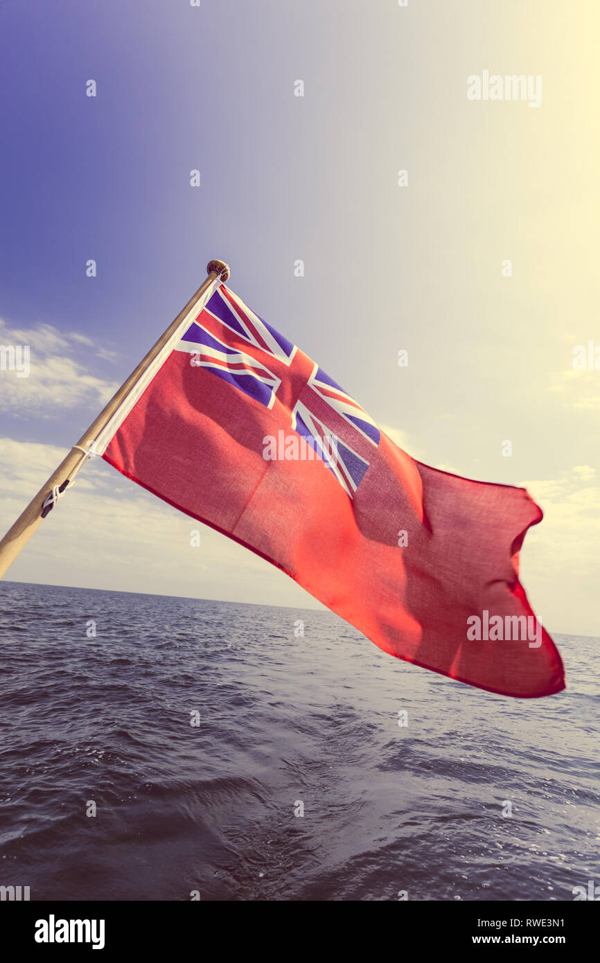 Le red ensign britannique British maritime le pavillon de location de voilier, ciel bleu et la mer Baltique. L'été et voyage voyage Banque D'Images