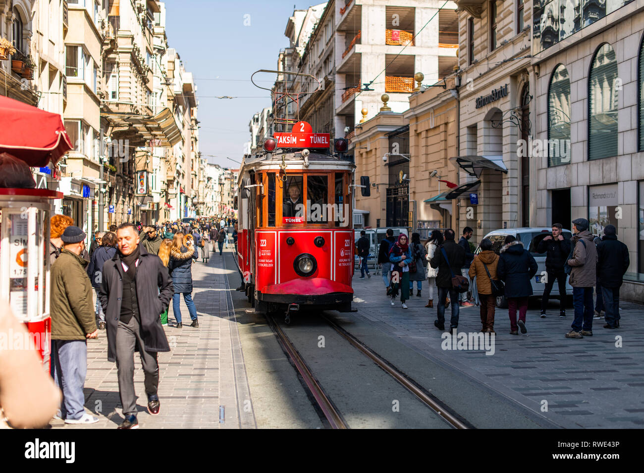 Editorial - La Place Taksim - Tramway Tünel, marque de Beyoglu, la rue Istiklal. Istanbul. 03/2019 Banque D'Images