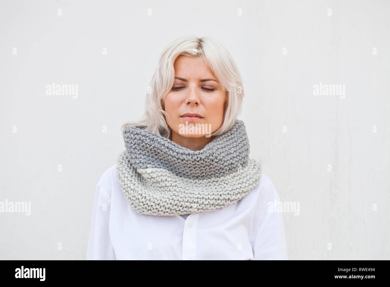 Jolie jeune femme en laine gris chaud snood tricoté écharpe Photo Stock -  Alamy