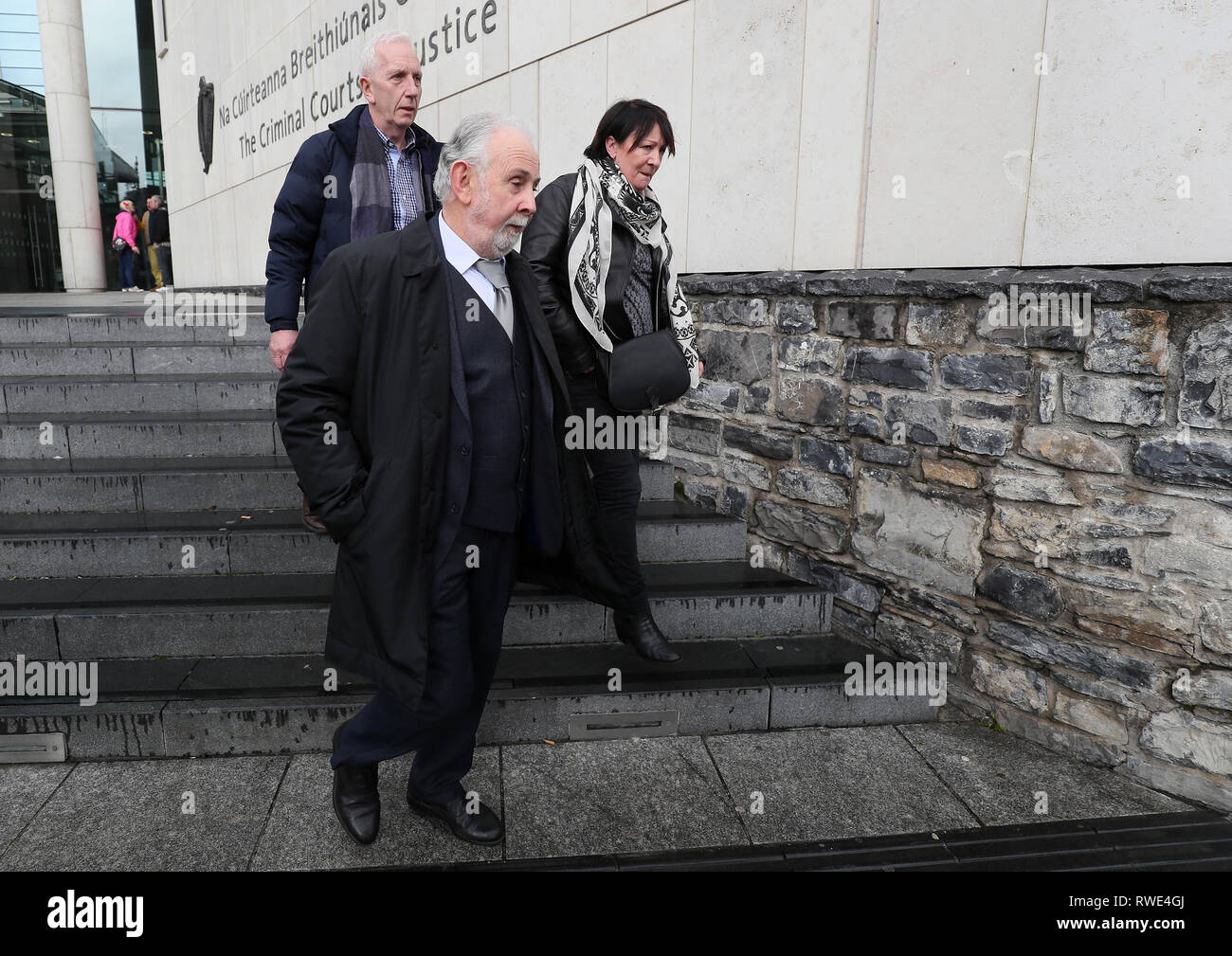 John Downey (centre) au cours de la justice pénale à Dublin où il fait une demande d'autorisation d'appel sur la décision de l'extrader vers le nord de l'Irlande sur le meurtre de deux Ulster Defence Regiment (UDR) Soldats en Enniskillen, Co Fermanagh, en 1972. Banque D'Images