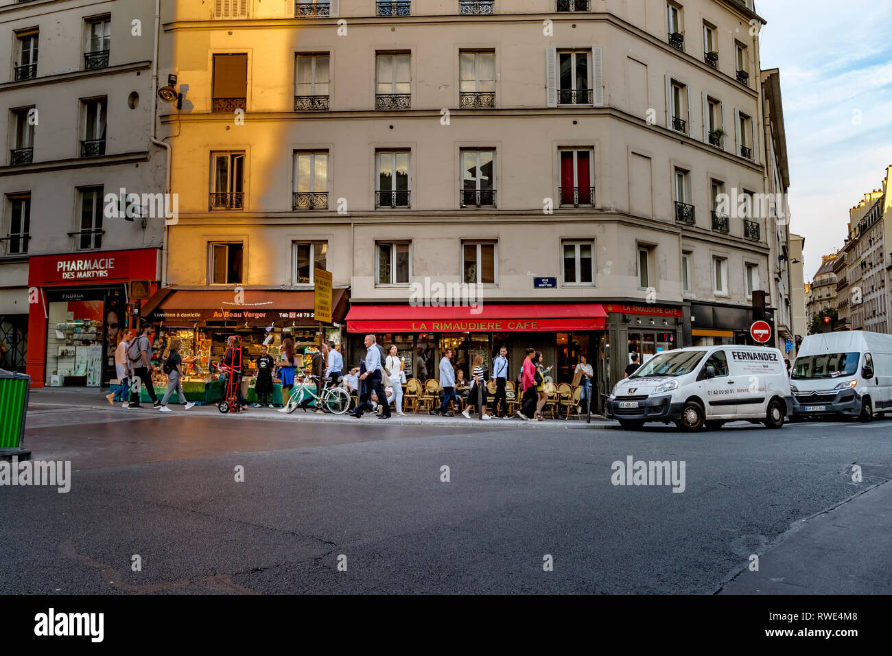 La fin de l'après-midi la lumière du soleil réfléchie par un bâtiment à l'intersection de la rue des Martyrs et rue Notre Dame de Lorette dans le 9ème arrondissement de Paris Banque D'Images