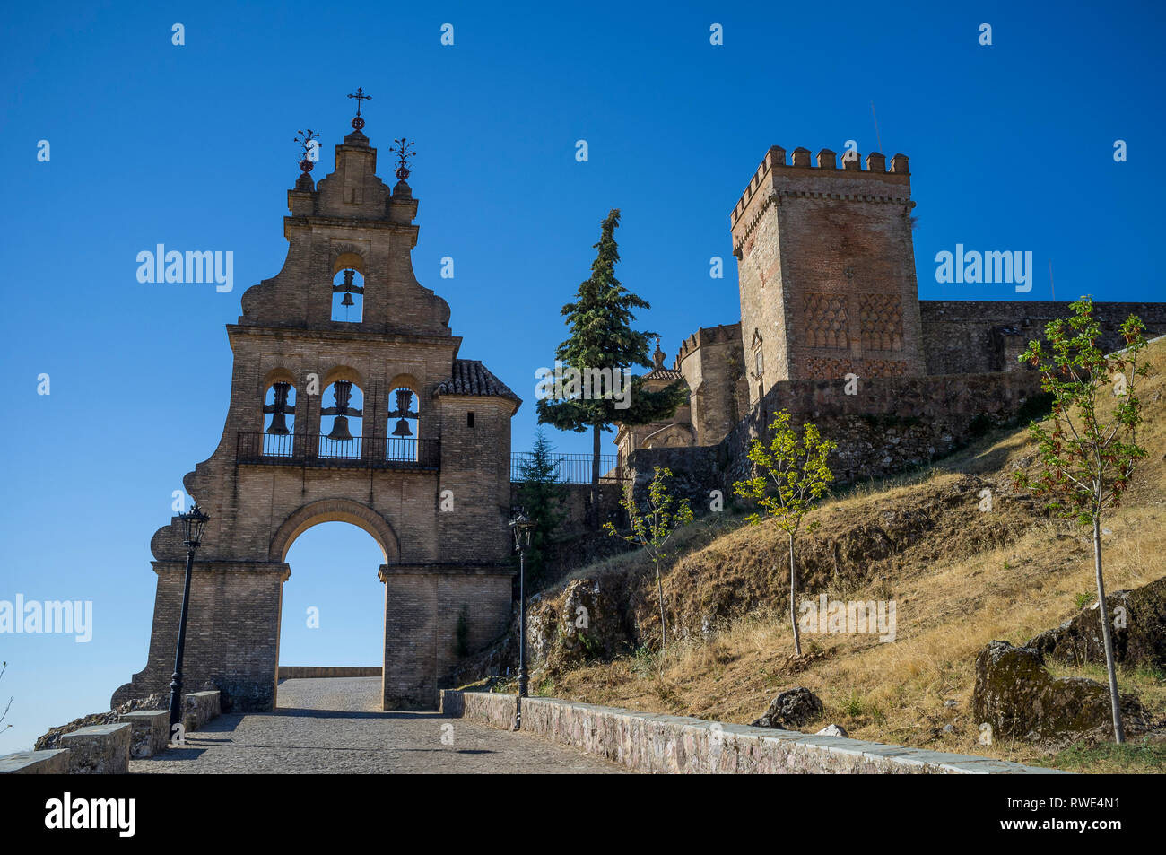 La passerelle / entrée spectaculaire clocher d'Aracena, Château Aracena, Huelva, Espagne. Banque D'Images