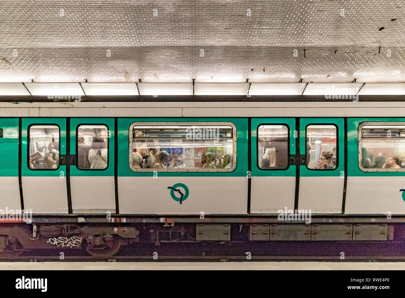 Personnes sur un métro de Paris à la station St Georges dans le 9ème arrondissement de Paris, France Banque D'Images
