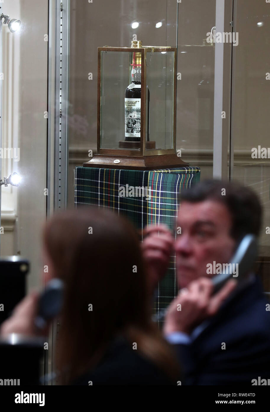 Martin Green, spécialiste du whisky, propose par téléphone aux enchères le whisky Macallan de 60 ans, avec un rare label Sir Peter Blake, qui s'est vendu pour 615,063 £ aux enchères de Bonhams à Édimbourg. Banque D'Images