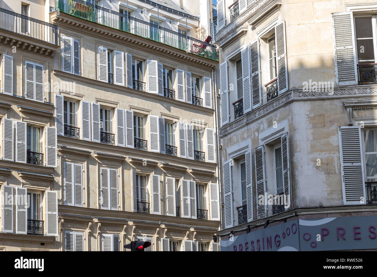 Paris appartements avec des volets en bois sur les fenêtres au soleil ,Rue Notre Dame de Lorette,St Georges dans le 9ème arrondissement de Paris Banque D'Images