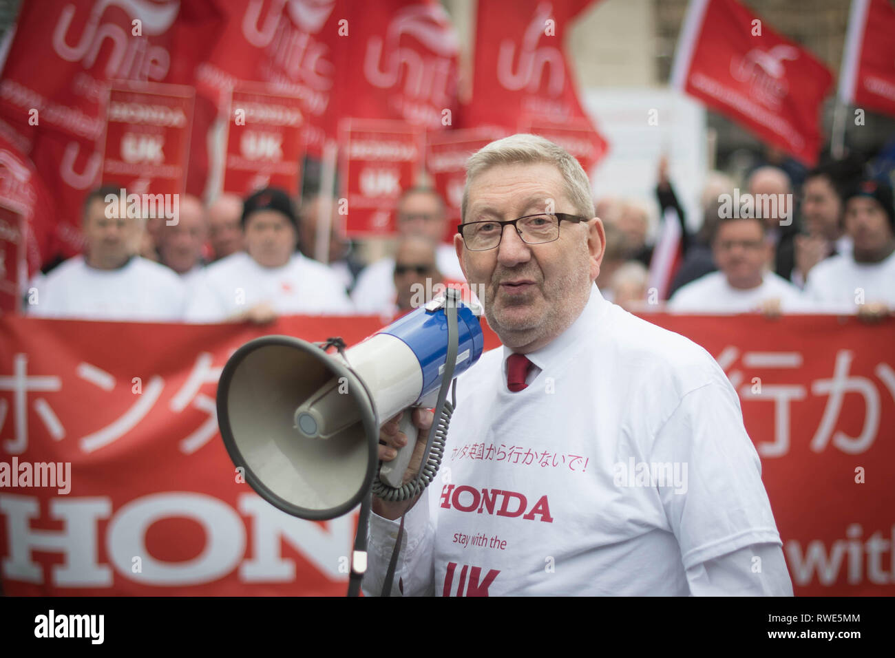 Len McCluskey, Secrétaire général de l'Union européenne s'associe à unir les travailleurs de l'usine Honda de Swindon en face du Palais de Westminster, Westminster, Londres dans une protestation contre la fermeture de l'usine. Banque D'Images