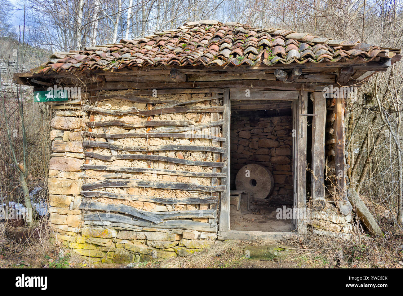 Abandonné Ruiné Oublié Moulin à Eau Sur Vieille Montagne