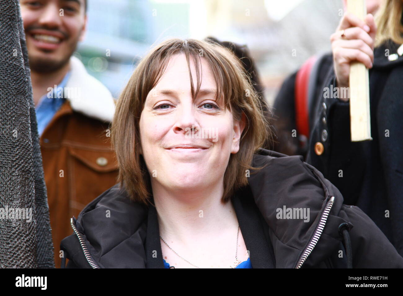 Jess Phillips, membre du Parlement de Birmingham Yardley, photographié sur la place du Parlement, Westminster, Londres, Royaume-Uni, alors qu'il assistait à un rassemblement de diverses organisations pour les droits des femmes le 5th mars 2019. Harcèlement sur le lieu de travail. Réseau des femmes musulmanes Royaume-Uni. Groupe de travail MPS. Les politiciens britanniques. La politique britannique. Les politiciens britanniques. Page du portefeuille de Russell Moore. Banque D'Images
