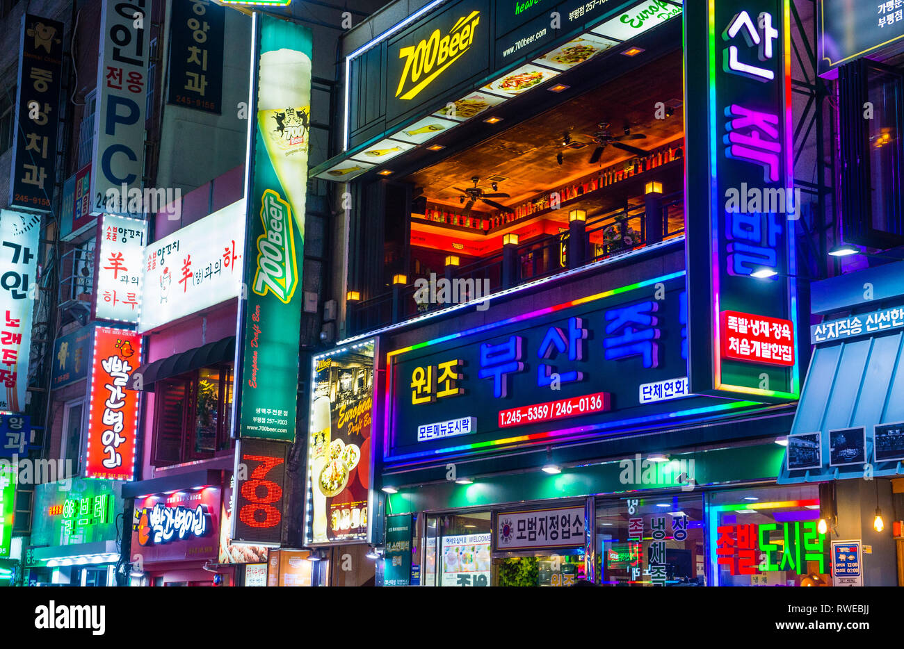 Enseignes au néon sur Busan Corée du Sud Banque D'Images