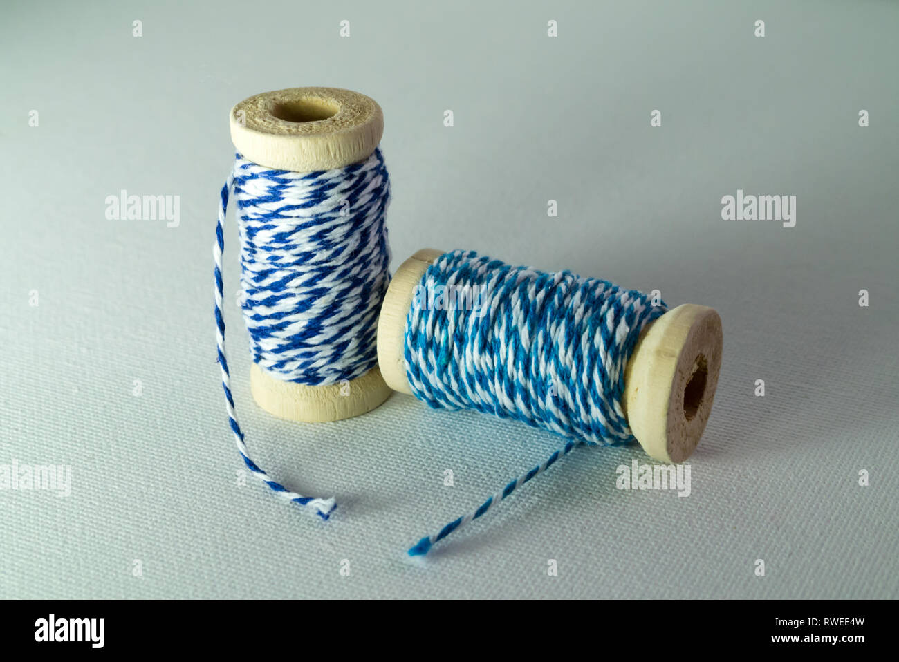 Une paire de bobines en bois bleu et blanc String Banque D'Images