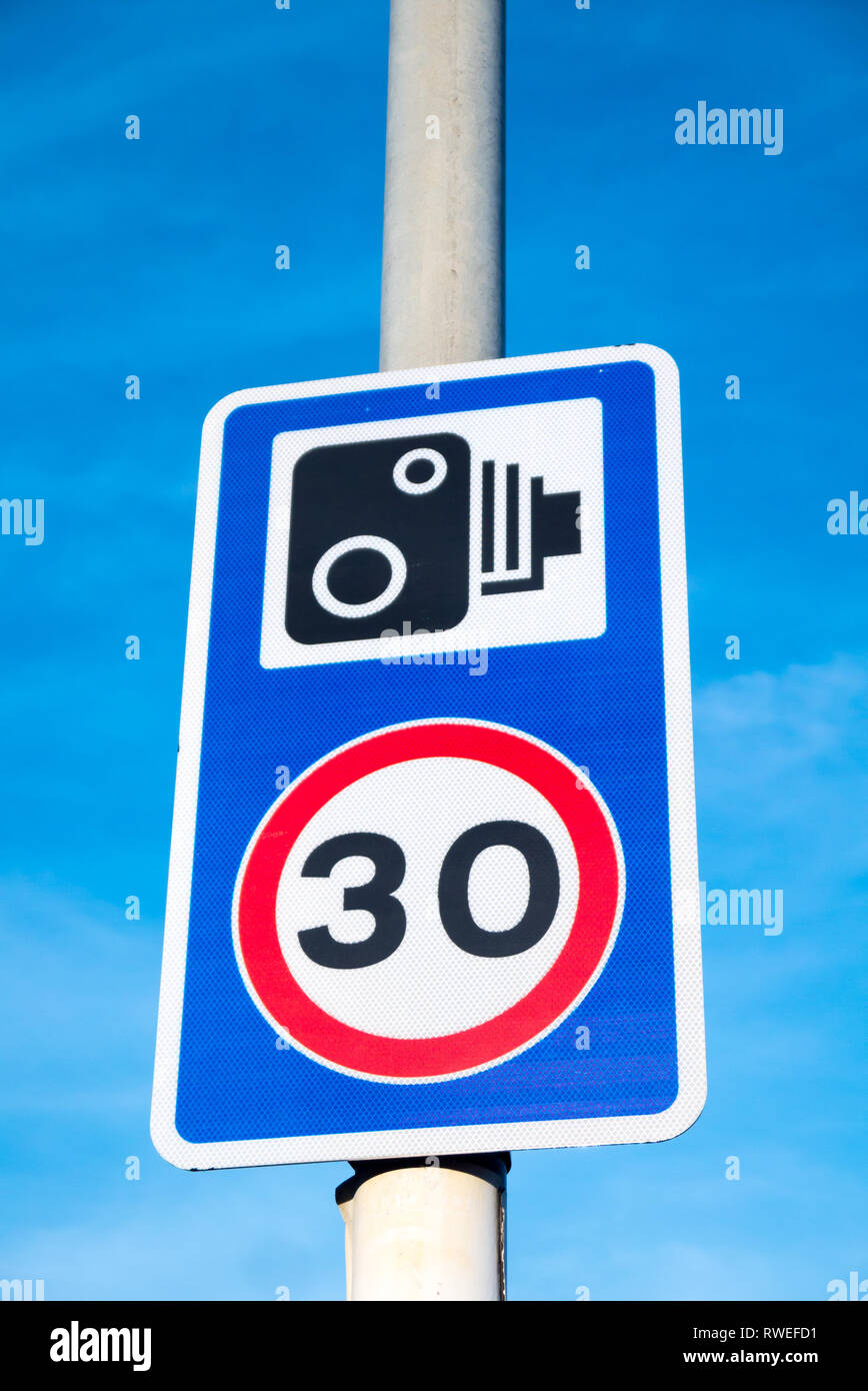 Un panneau routier au Royaume-Uni pour la vitesse limite et Speed Camera Banque D'Images