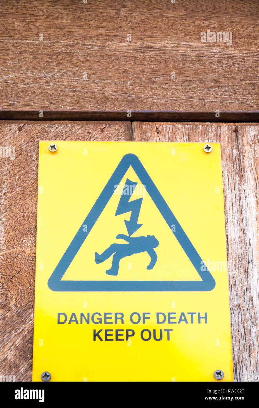 Un panneau d'avertissement indiquant "Danger de mort - Conserver hors' sur un poste électrique britannique Banque D'Images