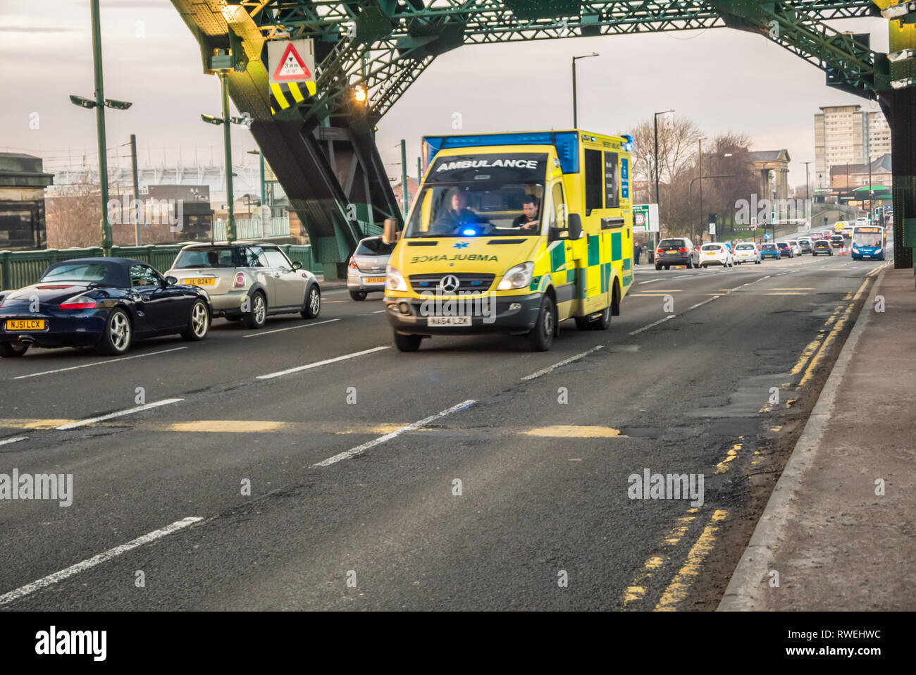 Une ambulance d'urgence nord-est de répondre à un appel sur le pont de Wearmouth, Sunderland Banque D'Images
