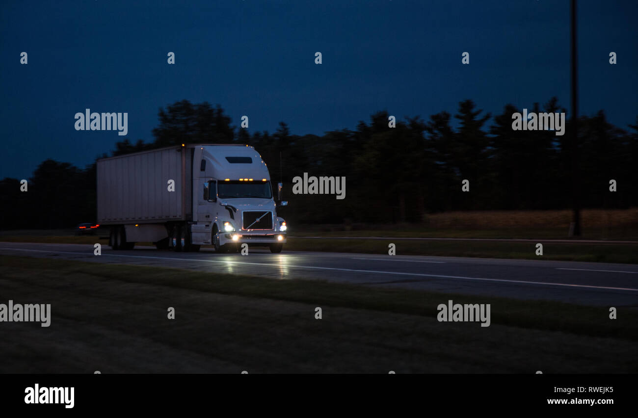 Camions, dry van, reportez-vous, pilote, à plat Banque D'Images