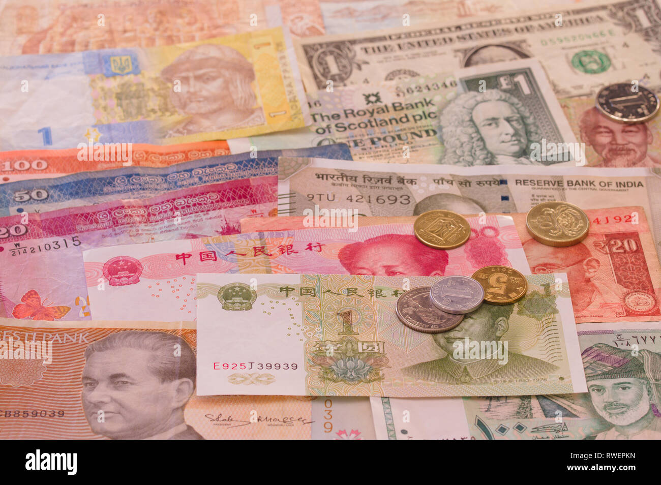Billets varié de partout dans le monde avec quelques pièces sur la table - Les billets de banque, argent, monnaie, factures, paiement Banque D'Images