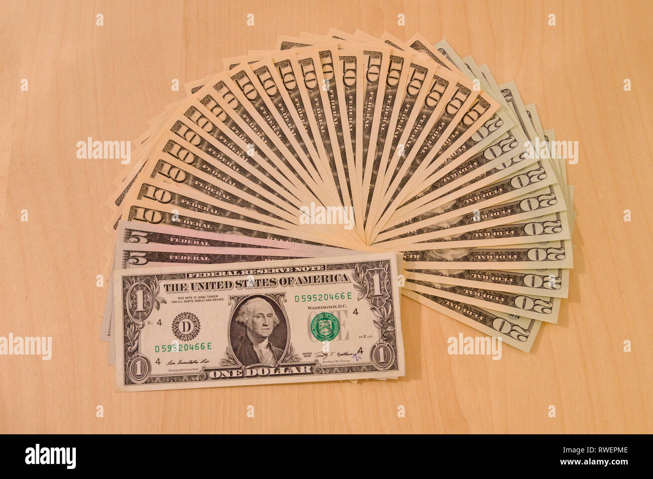 Une sélection de dollars US sur la table - billets en euros, en espèces, en dollars américains, en dollars canadiens, les projets de loi Banque D'Images