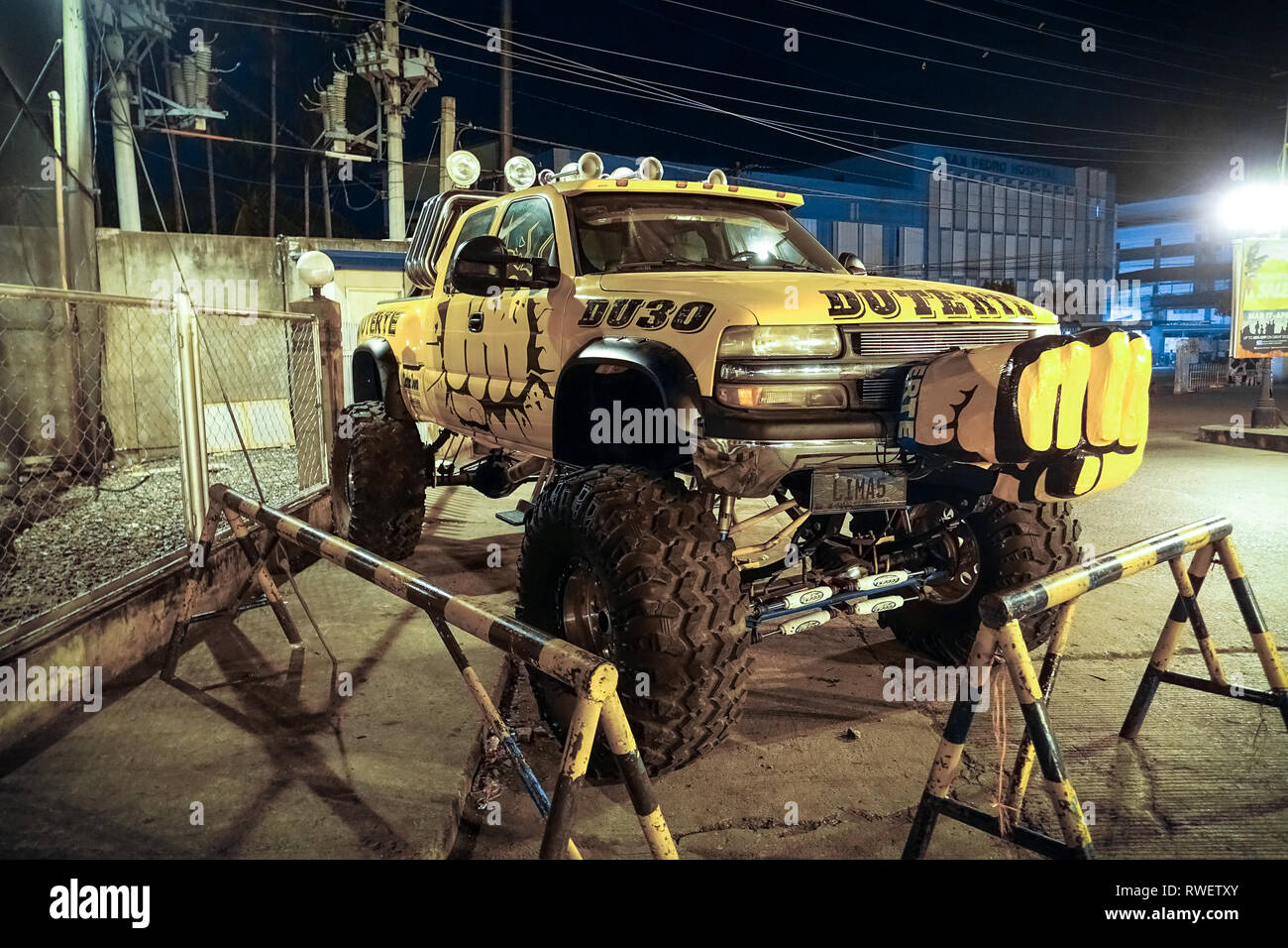 Duterte monster truck jaune à thème avec Fist - Davao City, Philippines Banque D'Images