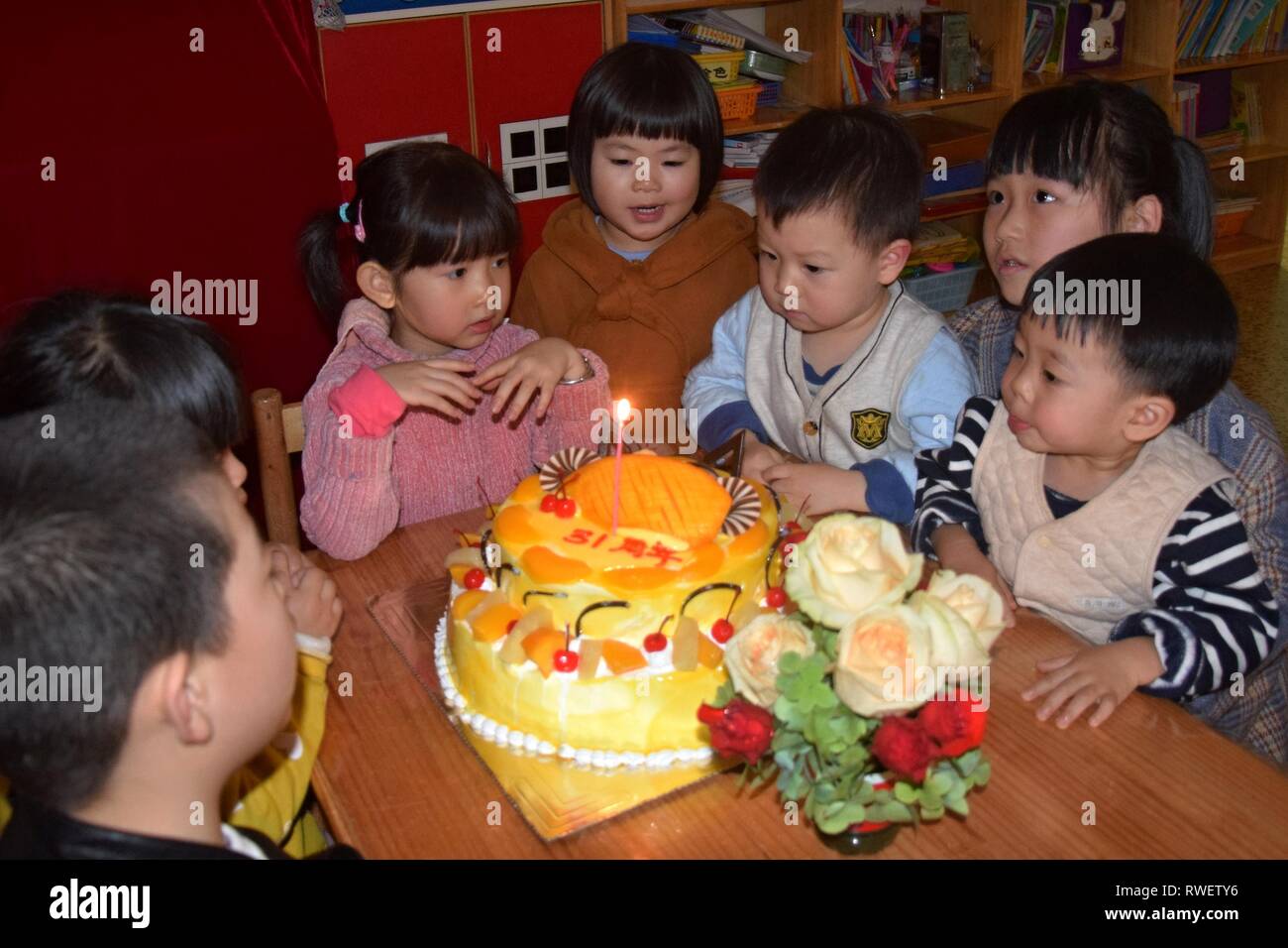 Canton Chine Circa 19 Mars Groupe D Enfants En Maternelle Assis Autour D Un Gateau D Anniversaire Pour Celebrer Un Anniversaire Photo Stock Alamy