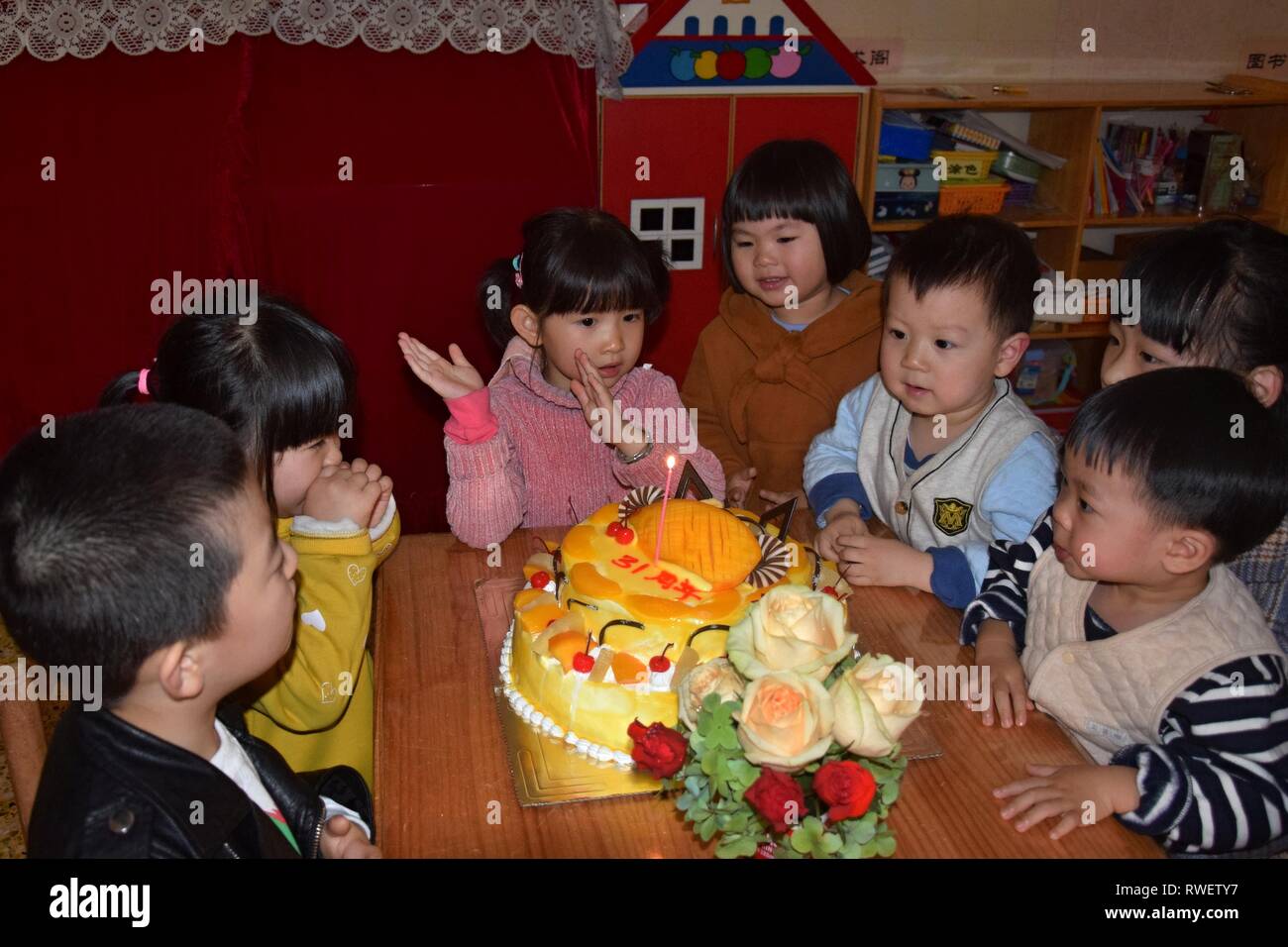 Canton Chine Circa 19 Mars Groupe D Enfants En Maternelle Assis Autour D Un Gateau D Anniversaire Pour Celebrer Un Anniversaire Photo Stock Alamy