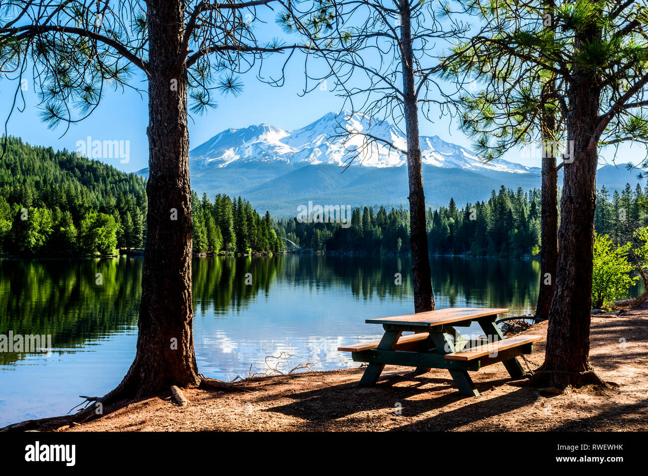 Une table de pique-nique au bord du lac Siskiyou Siskiyou dans Lake Park, près de Mt. Shasta, Californie, USA. Mt. Shasta est dans l'arrière-plan. Banque D'Images