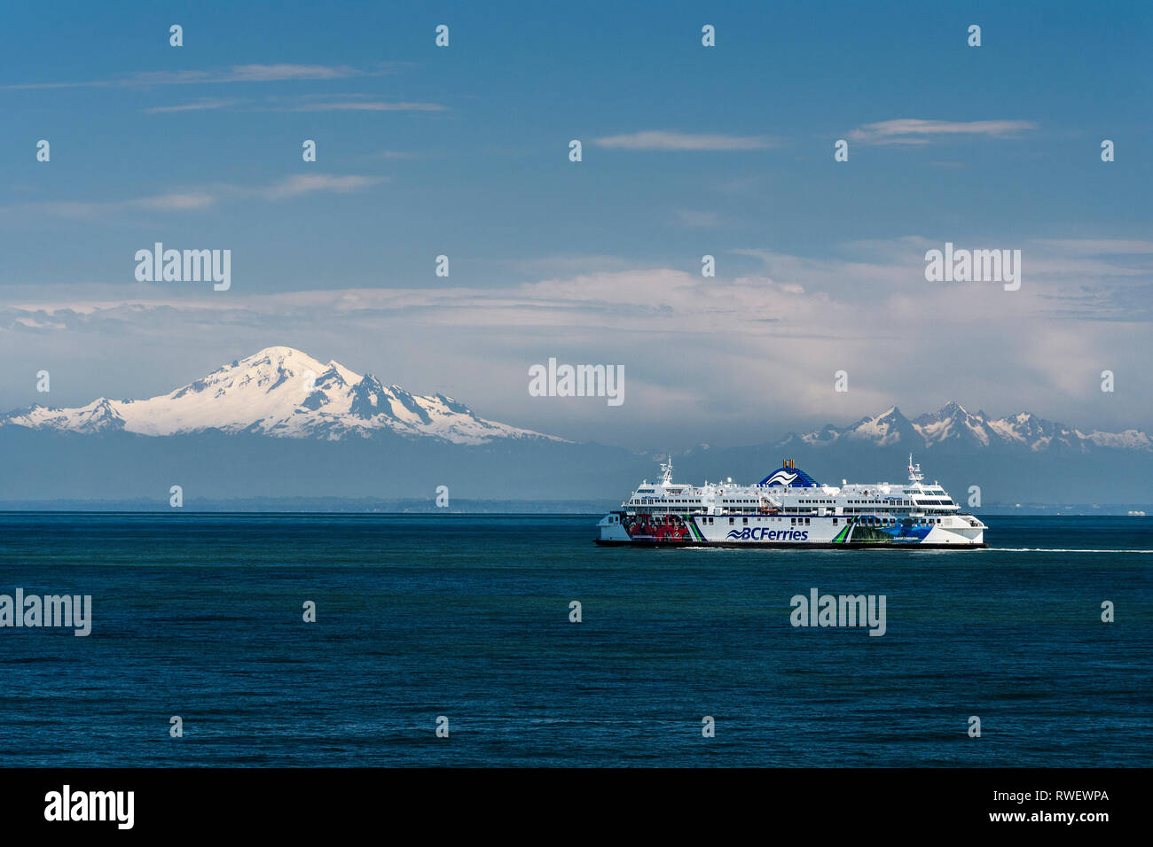 La BC Ferry, célébration, côtières s'approche de Vancouver, en Colombie-Britannique. Mt. Baker dans l'État de Washington est à l'arrière-plan Banque D'Images