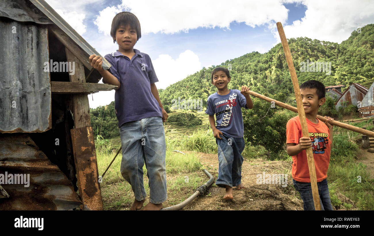 Boys smiling Filipino et jouant dans village agricole - Maligcong, Mountain Province, Philippines Banque D'Images