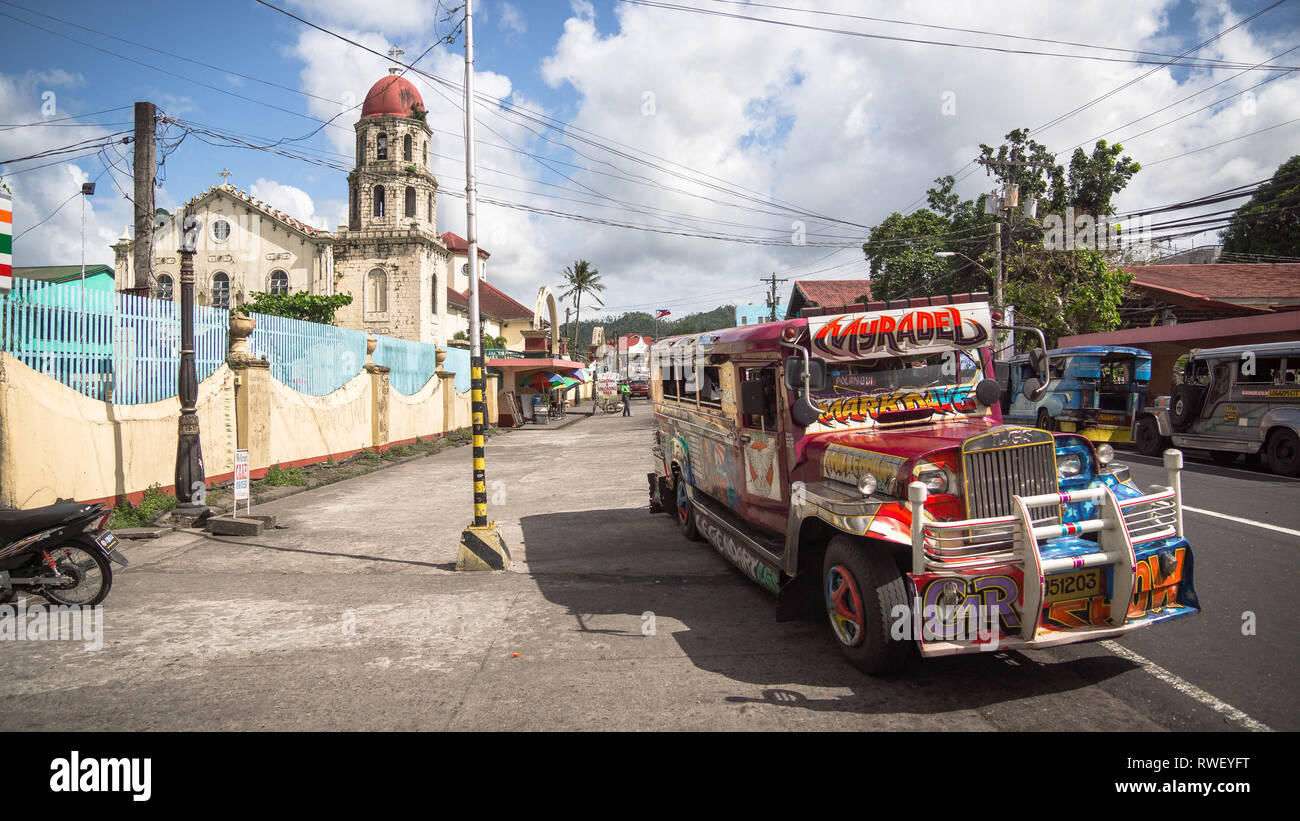 Jeepney colorés et Eglise espagnole Scène dans Legazpi, à Albay, Philippines Banque D'Images