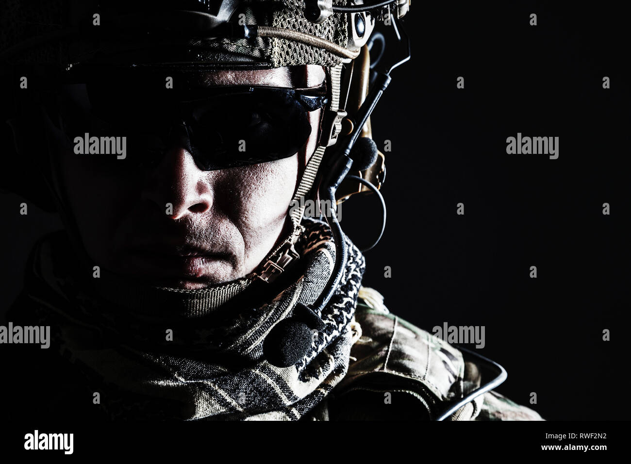 Membre de l'élite des rangers de l'armée américaine dans le combat casque et lunettes noires. Banque D'Images