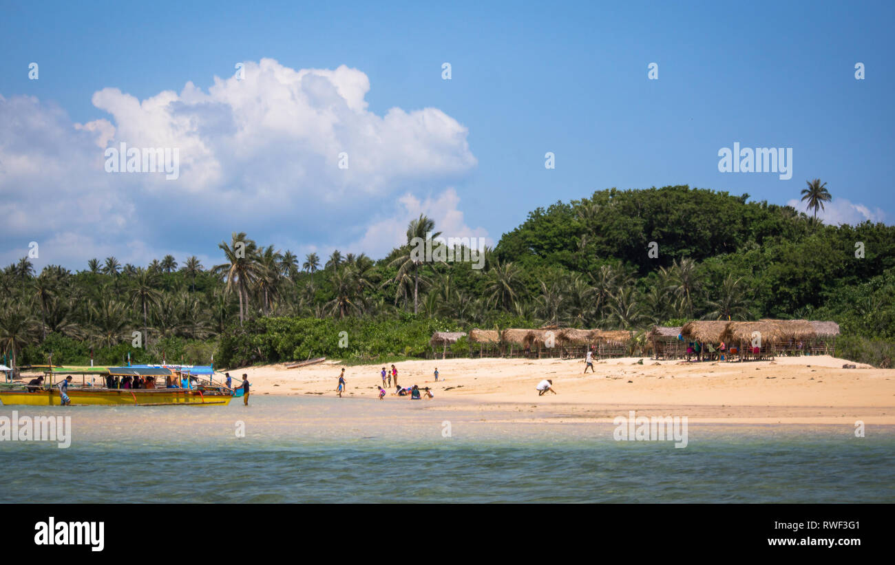 Des groupes de touristes, des bateaux, et des cabines de plage sur l'île de Sable et Manlawi - Caramoan, Philippines Banque D'Images