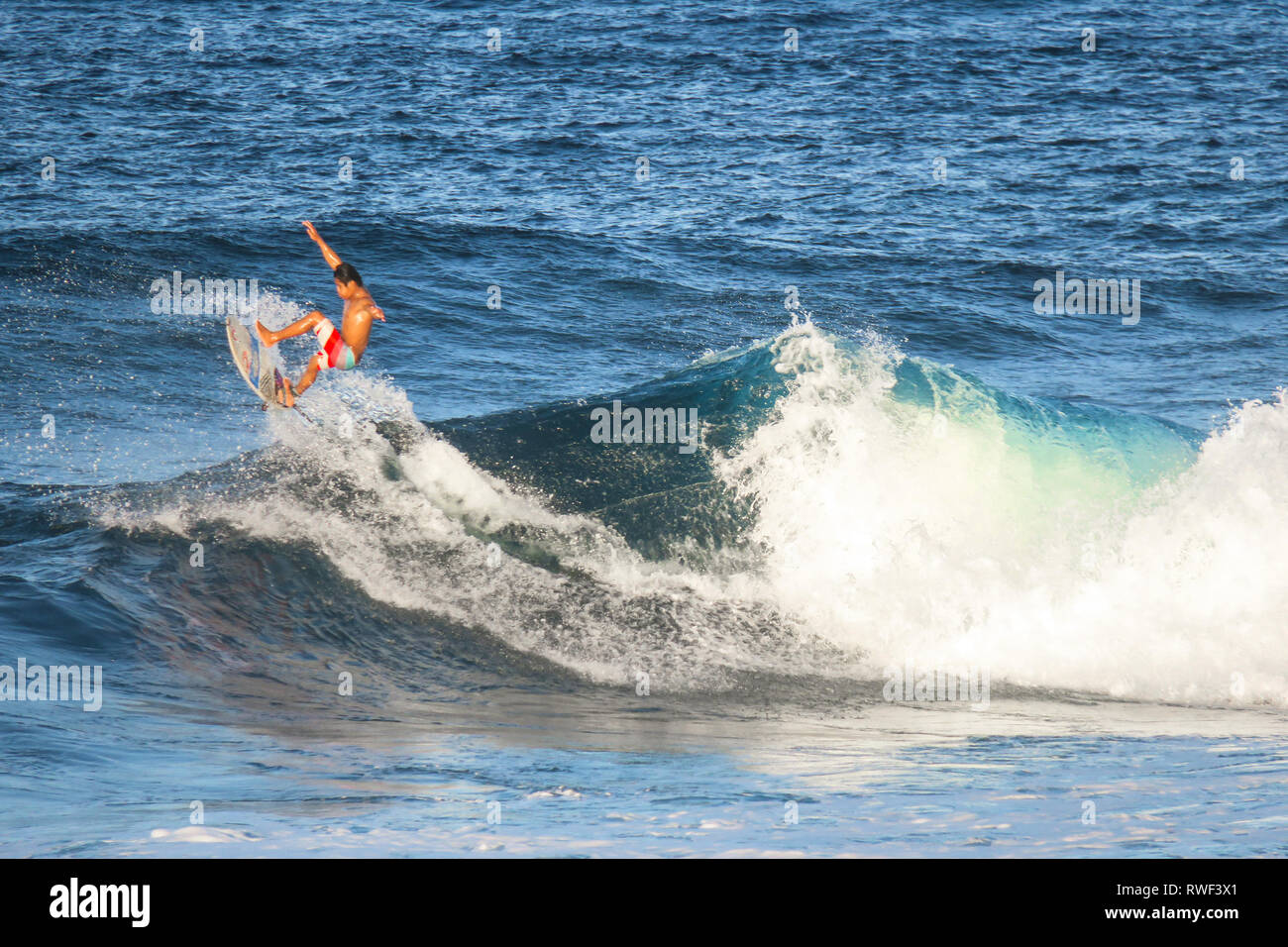 Surfer en surfant sur la vague de saut Cloud 9 - Siargao, Philippines Banque D'Images