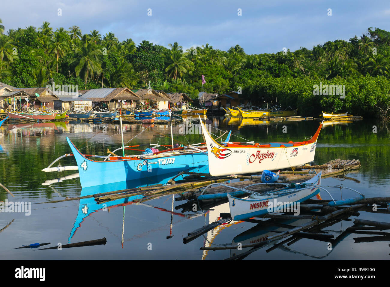 Beaux Bateaux d'excursion dans le village de pêche rustique - Siargao, Philippines Banque D'Images
