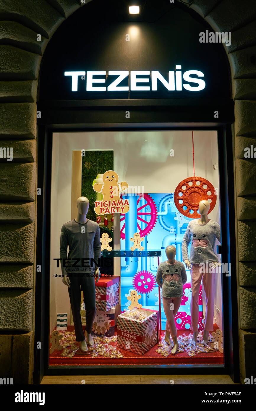 ROME, ITALIE - circa 2017, novembre : fenêtre d'affichage à un magasin Tezenis à Rome. Banque D'Images