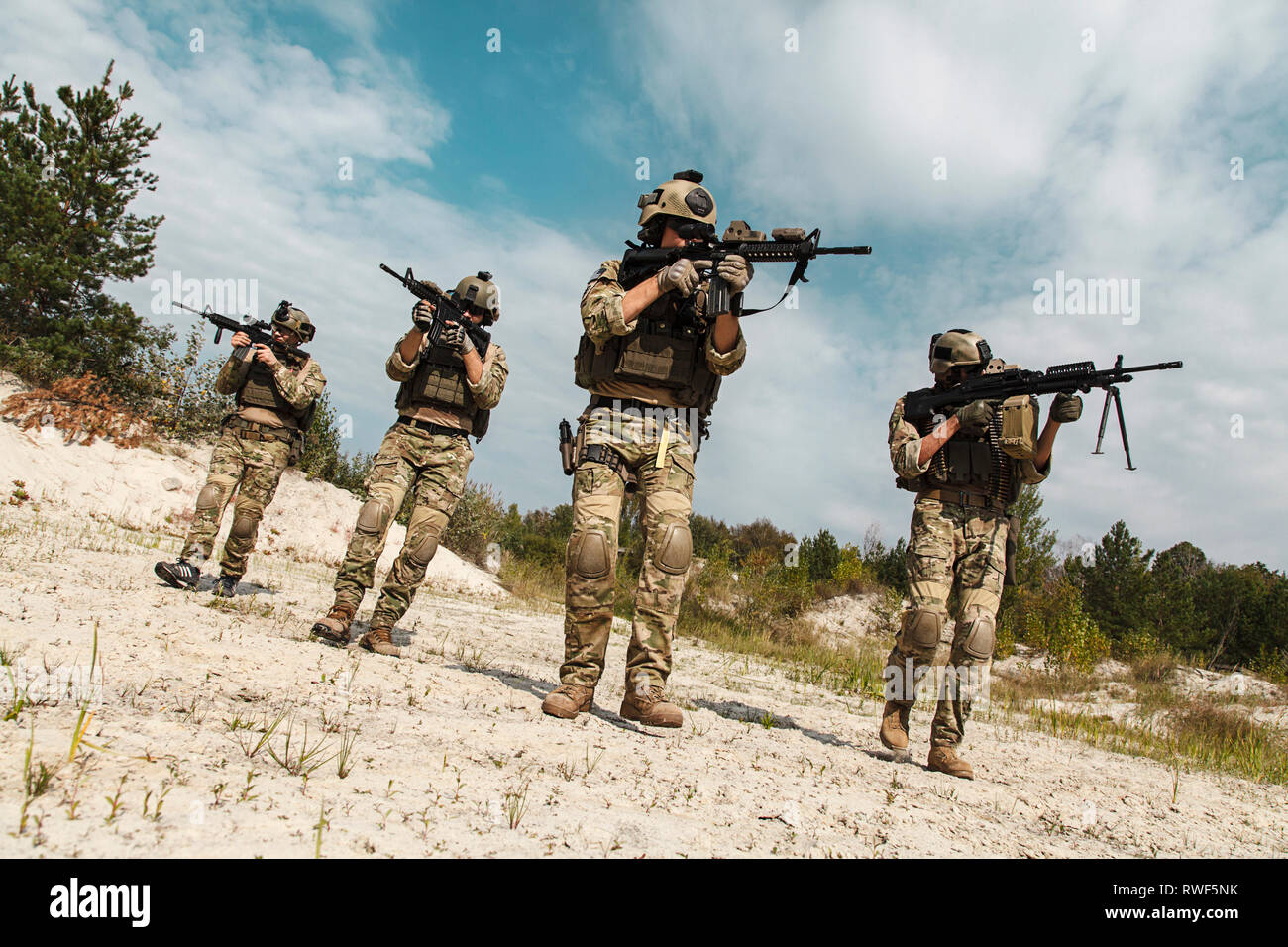 L'équipe d'incendie de U.S. Army Rangers dans le désert vers la caméra. Banque D'Images