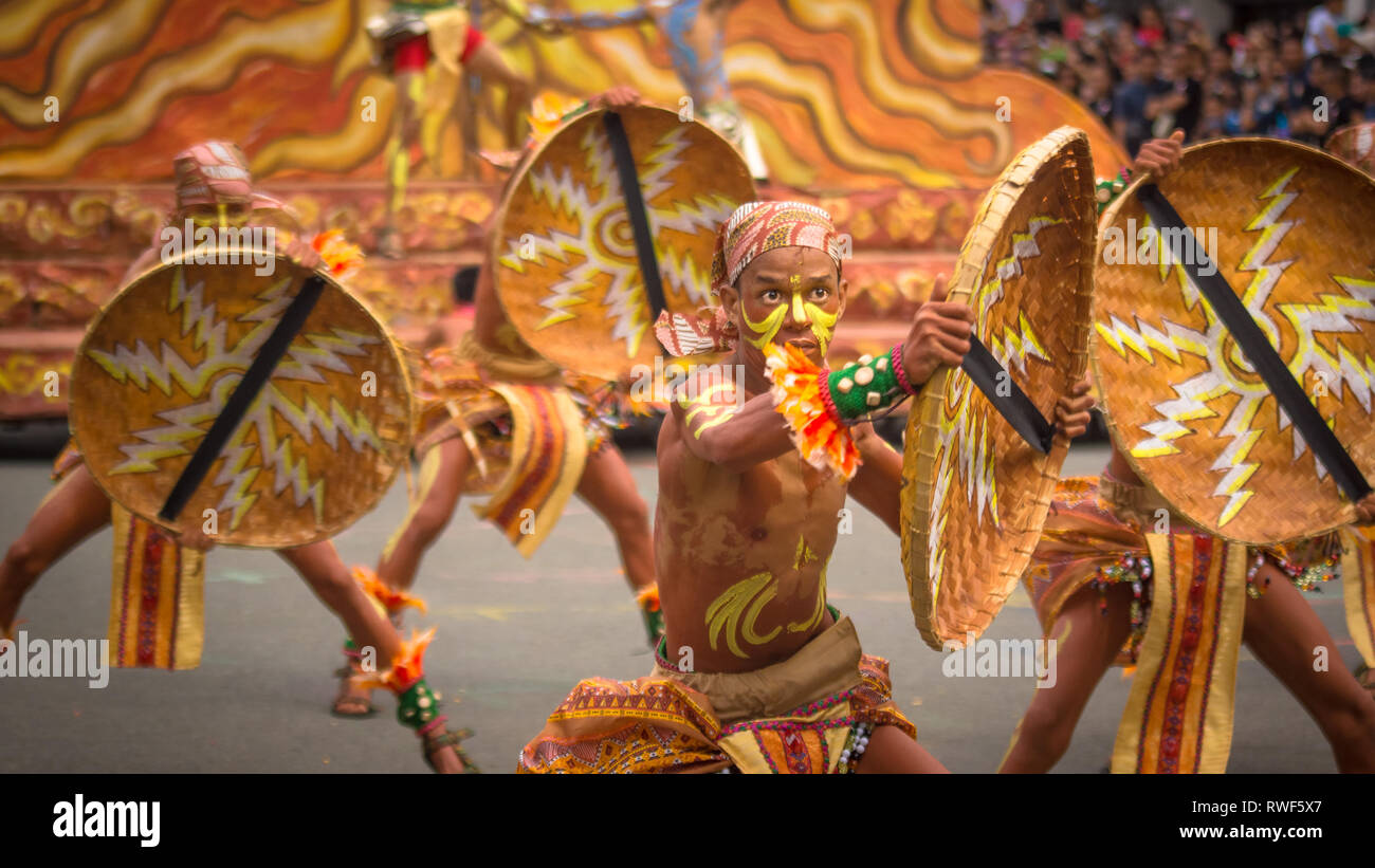 Les hommes de boucliers danseur au Festival, Iloilo - Philippines Banque D'Images