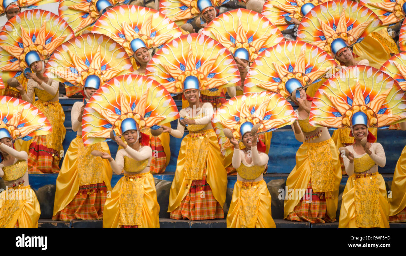 Les femmes en jaune à Binirayan Festival, San Jose, Antique - Philippines Banque D'Images