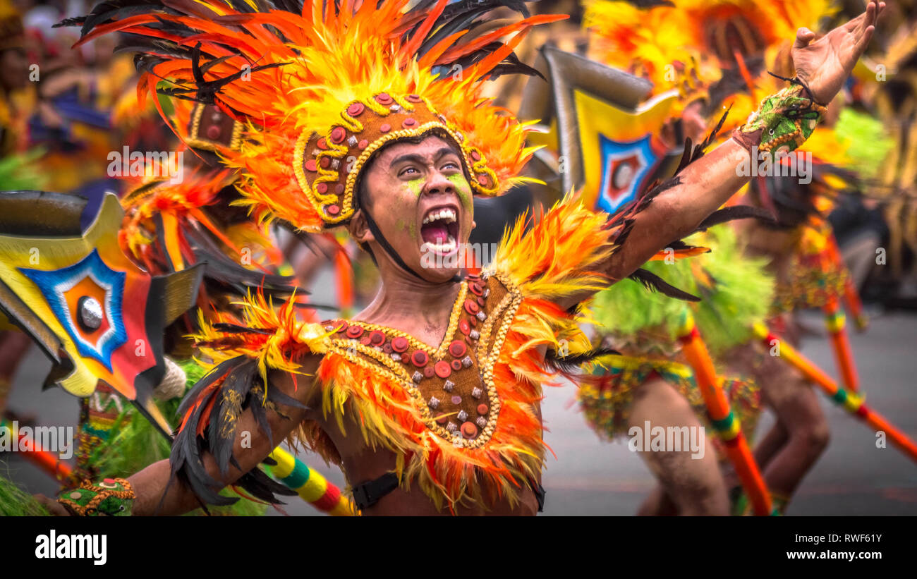Visage de guerrier Cotume intense au Festival Dinagyang, Iloilo - Philippines Banque D'Images
