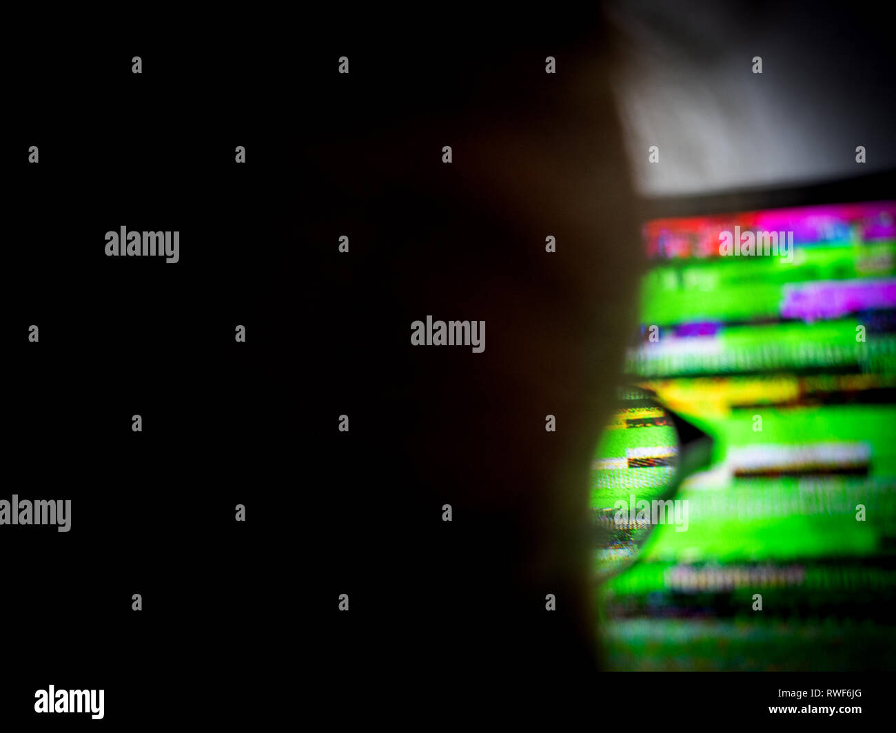 L'accent de mauvais signal bruit blanc cassé sur la transmission numérique par satellite optique lunettes femme signal venant de son écran de télévision TVN numérique Banque D'Images