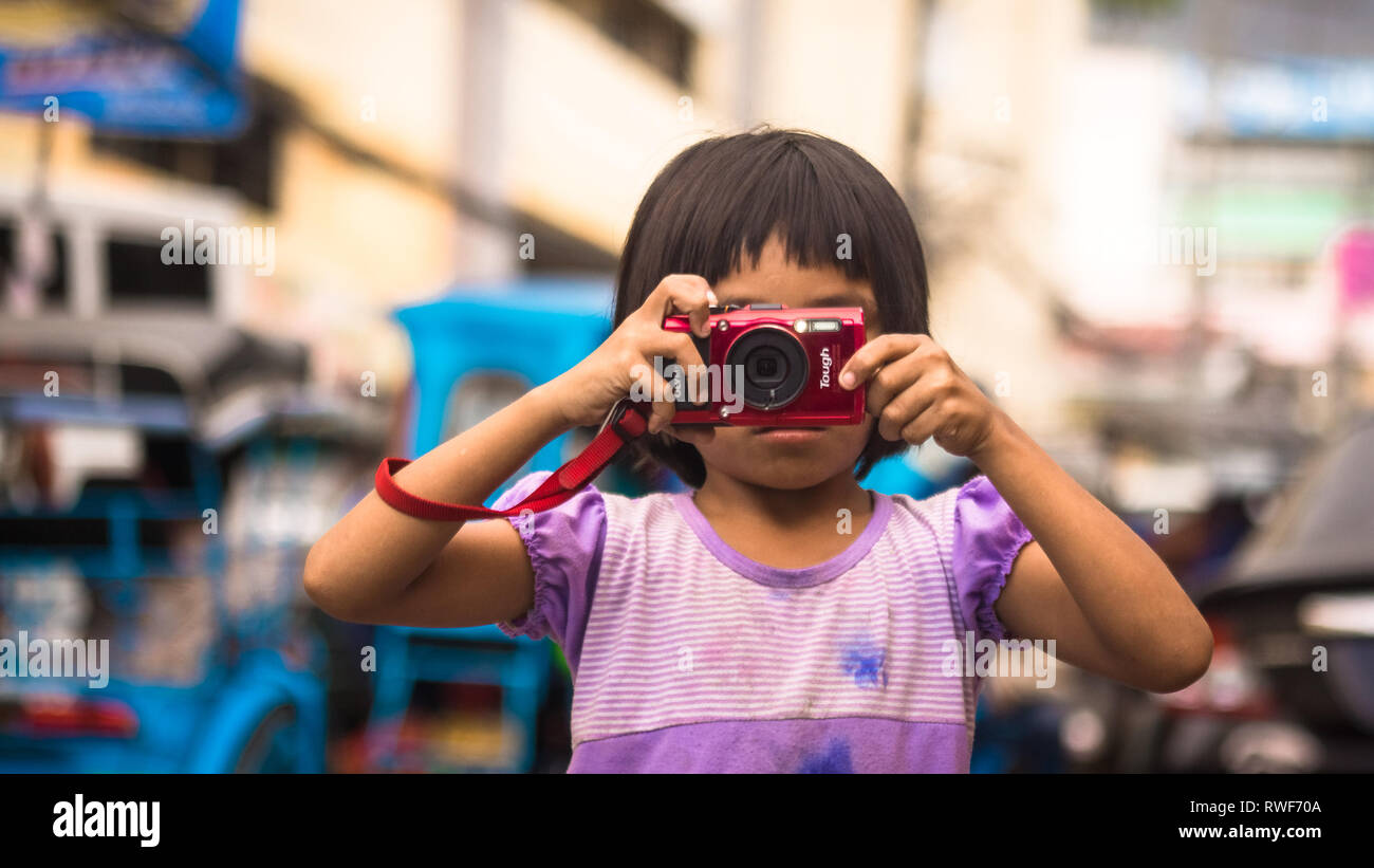 Fille philippine sur les rues, en prenant des photos avec appareil photo de poche - Albay - Philippines Tabaco, Banque D'Images