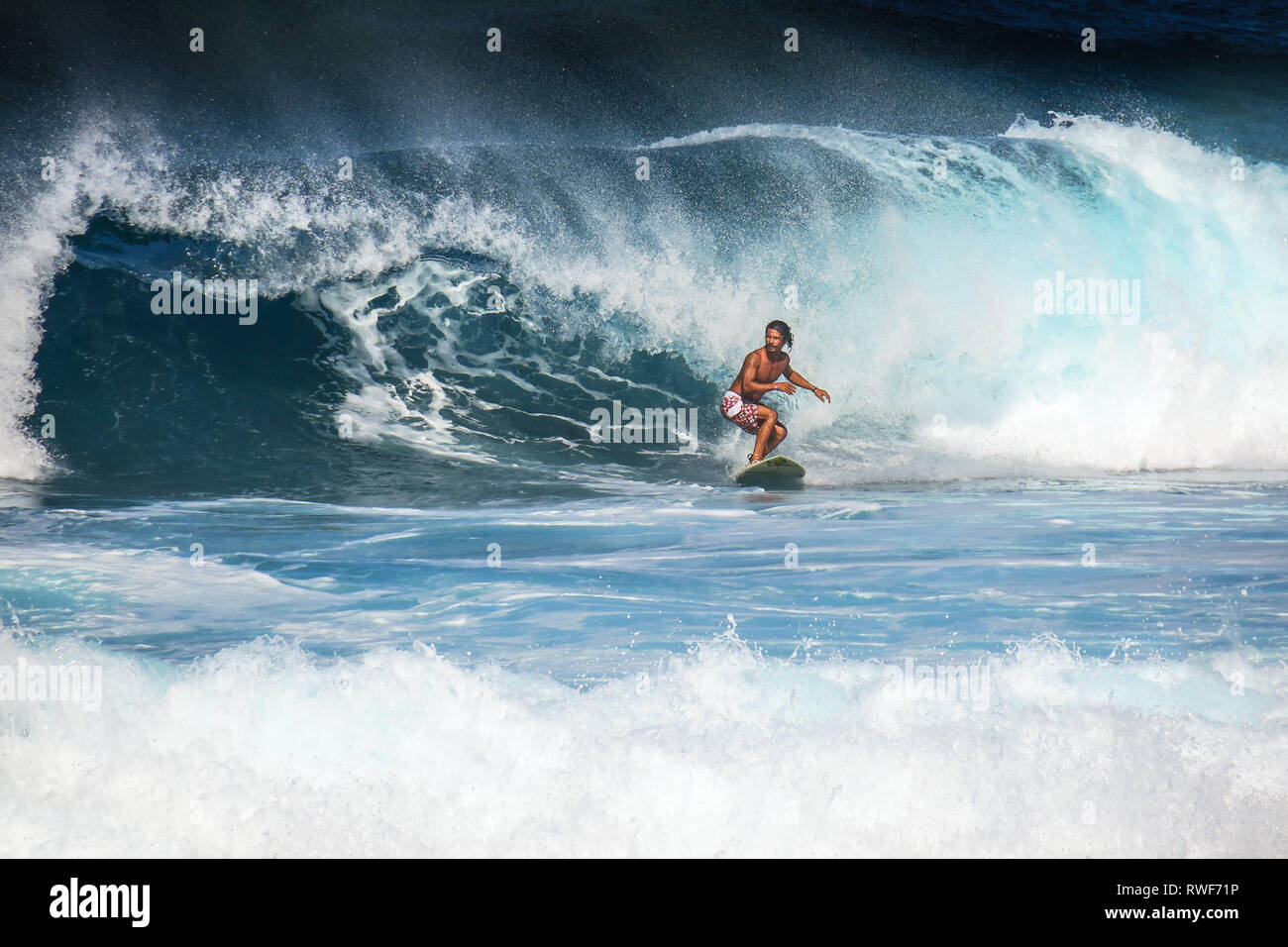 Big Wave Riding surfer à Cloud 9 - Siargao, Philippines Banque D'Images