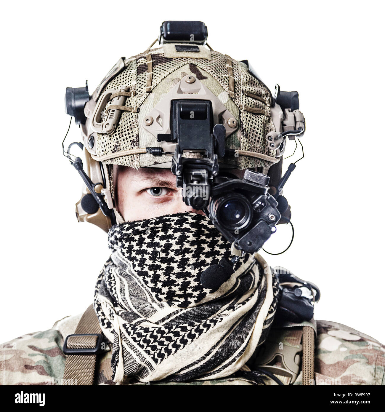 Portrait d'un Ranger de l'armée portant un casque de combat et foulard Shemagh Kufiya. Banque D'Images